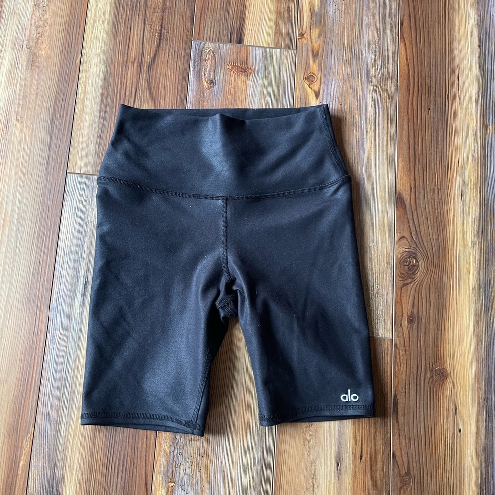 Alo Yoga biker shorts XS